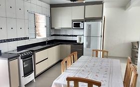 Casa com piscina e ar condicionado condicionado